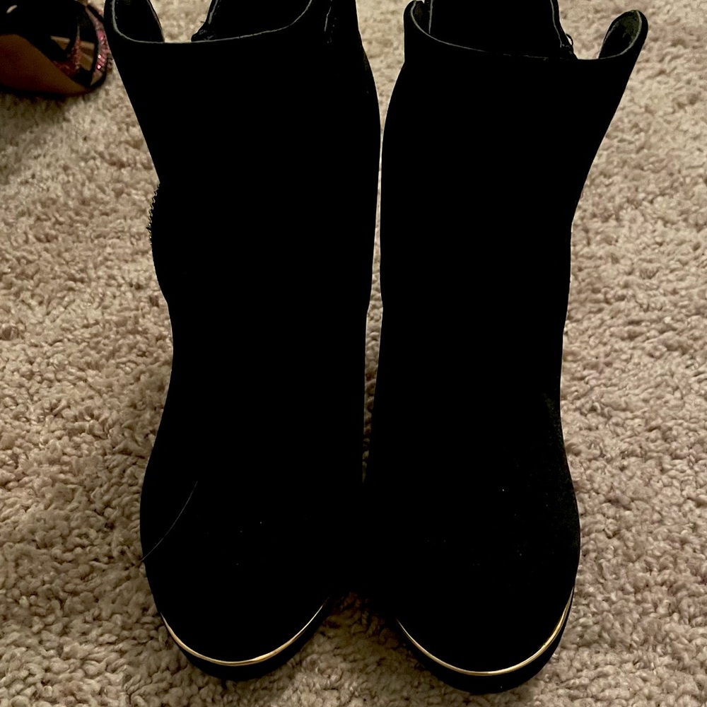 ANDIAMO Side Zip Booties Size 5.5!